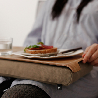 Pajupuinen sylitarjotin tyynyllä, Hiekka