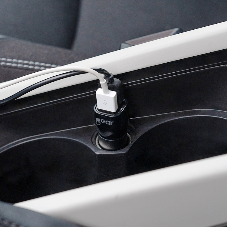 Kaksi USB-laturia, 12V