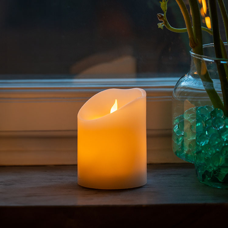 Pöytäkynttilä aidon näköisellä liekillä, 10 cm