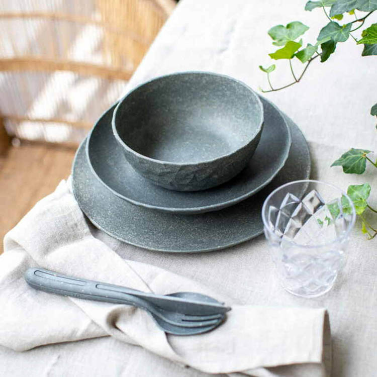 Piknik-aterimet, Tummanharmaa