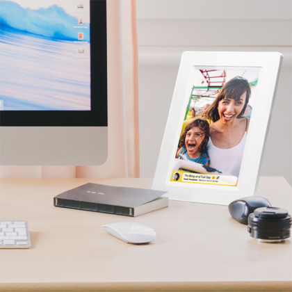 Sovellusohjattava valokuvakehys Frameo, valkoinen, 7 tuumaa