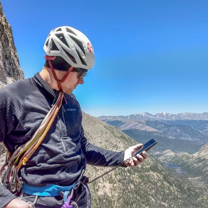 Turvaremmi puhelimeen, Musta