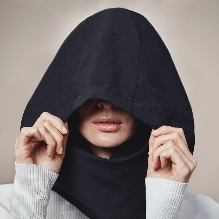 Hupullinen niskatyyny, Musta