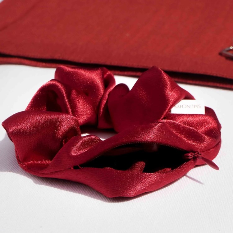 Scrunchie taskulla, Satiini Punainen