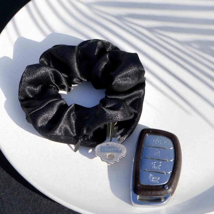 Scrunchie taskulla, Satiini Musta