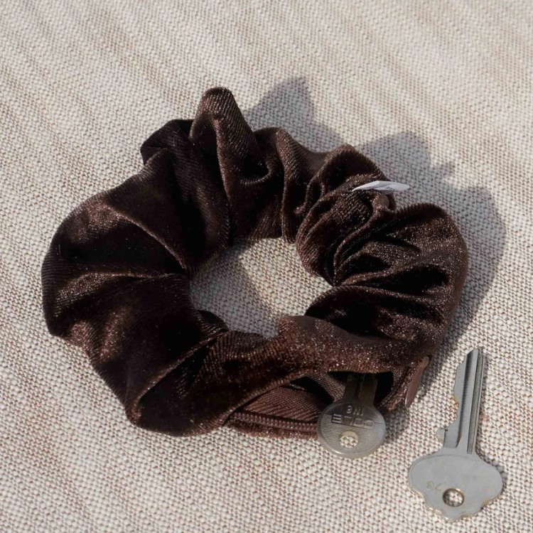 Scrunchie taskulla, Sametti Ruskea