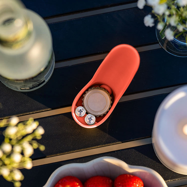 Pullonavaaja Bosse, Punainen