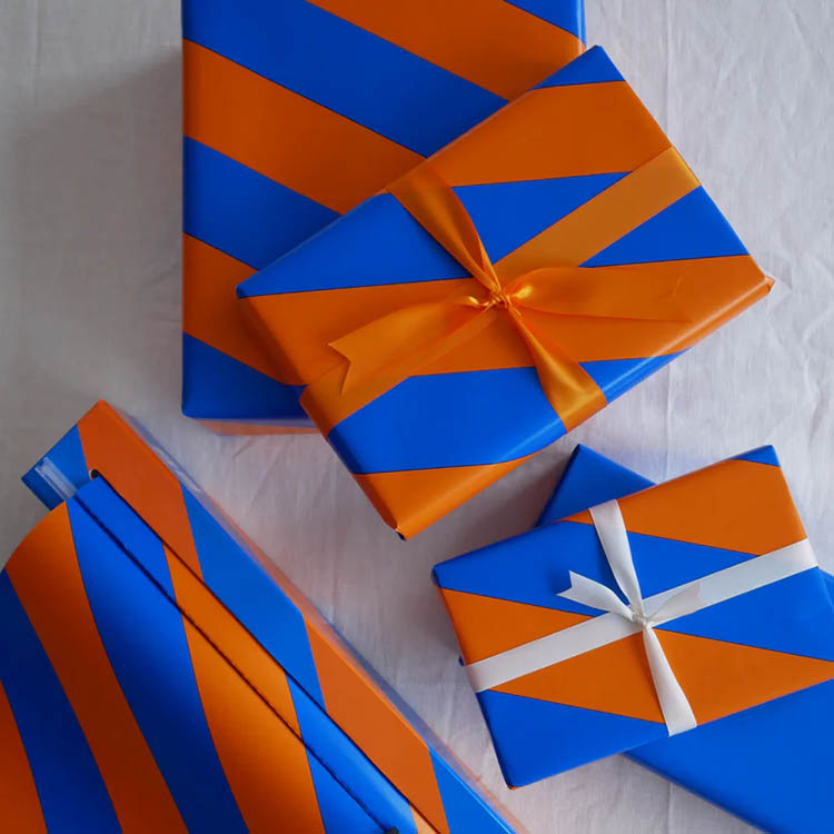 Lahjapakkaus laatikossa, jossa leikkuuterä, Oranssi/Sininen 33 cm