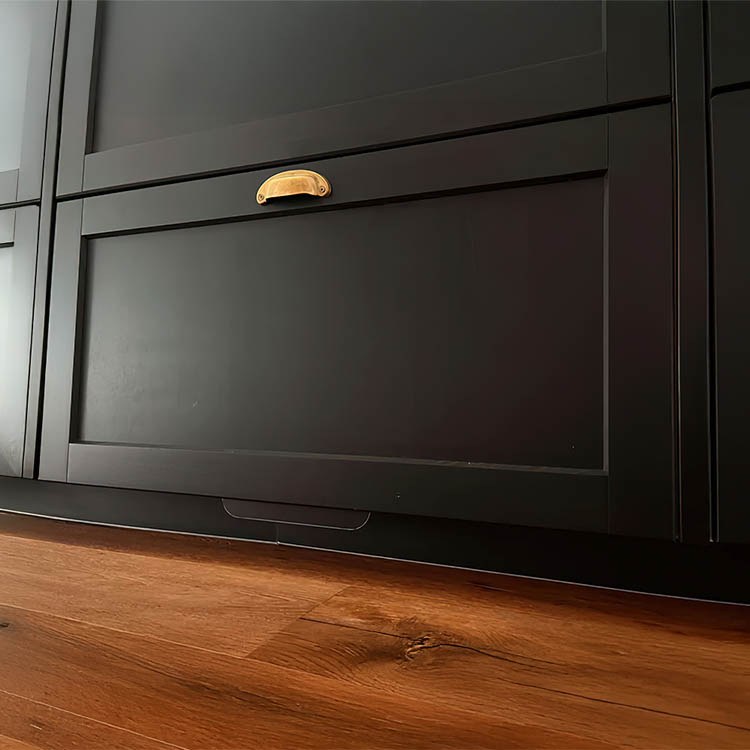 Laatikon avaaja, musta