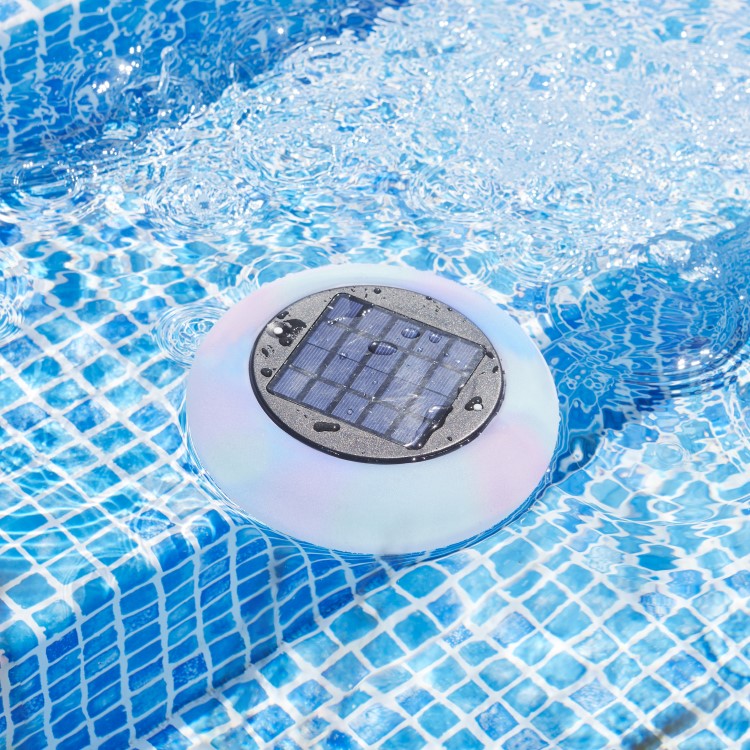 Aurinkoenergialla ladattava uima-allaslamppu