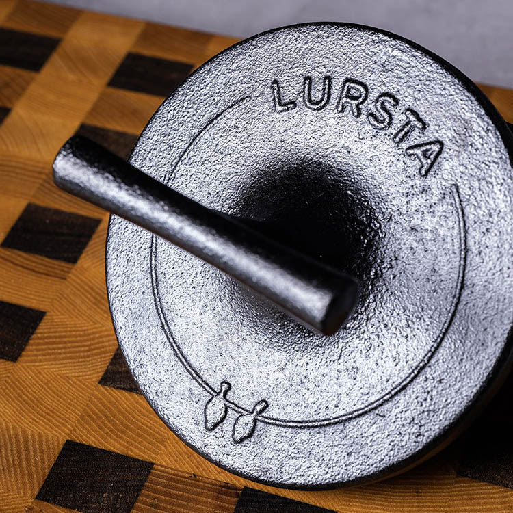 Valurautainen hampurilaisprässi, Lursta