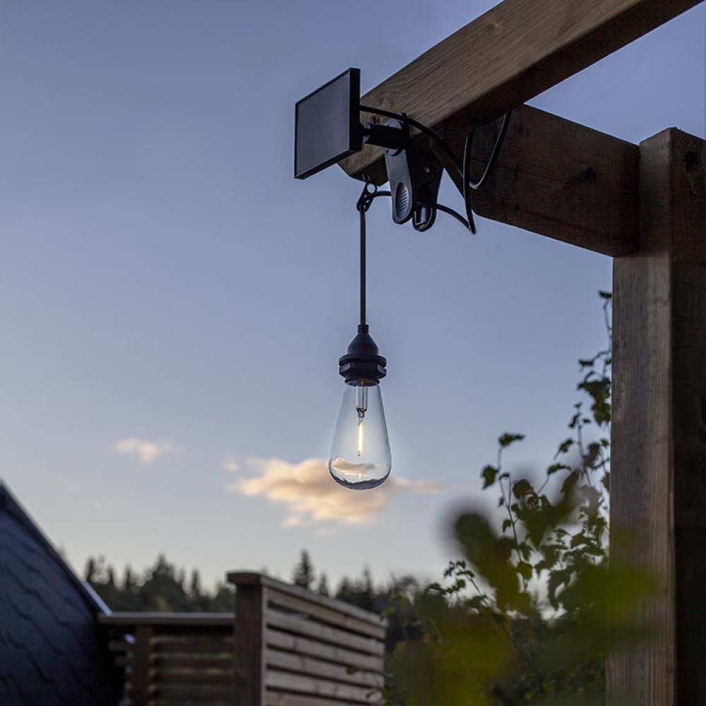 Aurinkoenergialla toimiva riippuvalaisin