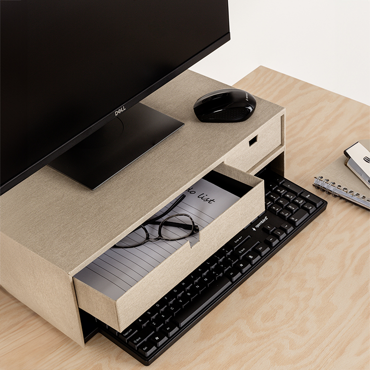 Näyttöteline laatikoilla