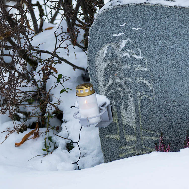 Pidike hautakynttilöille