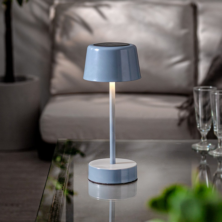 Pieni aurinkokennolla toimiva pöytävalaisin