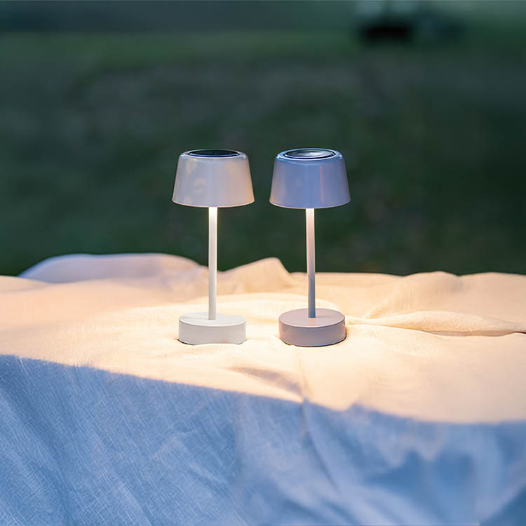 Pieni aurinkokennolla toimiva pöytävalaisin