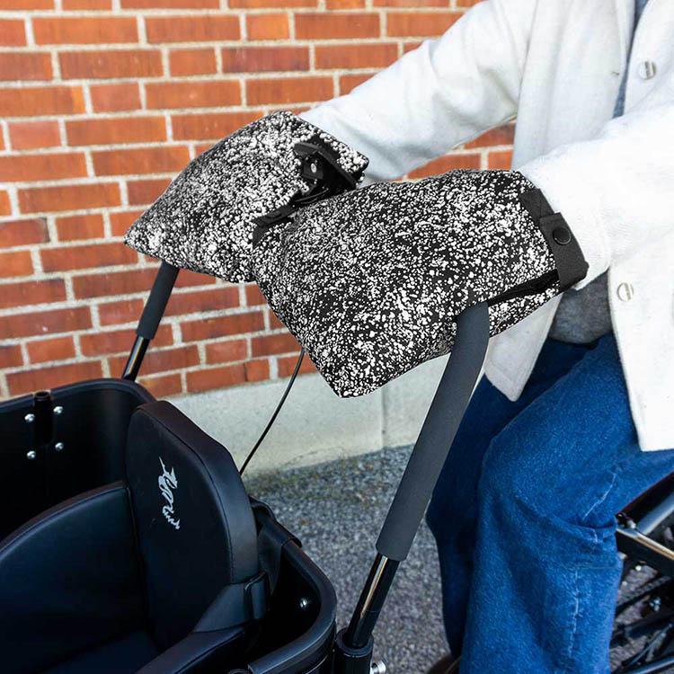 Käsineet laatikkopyörää varten