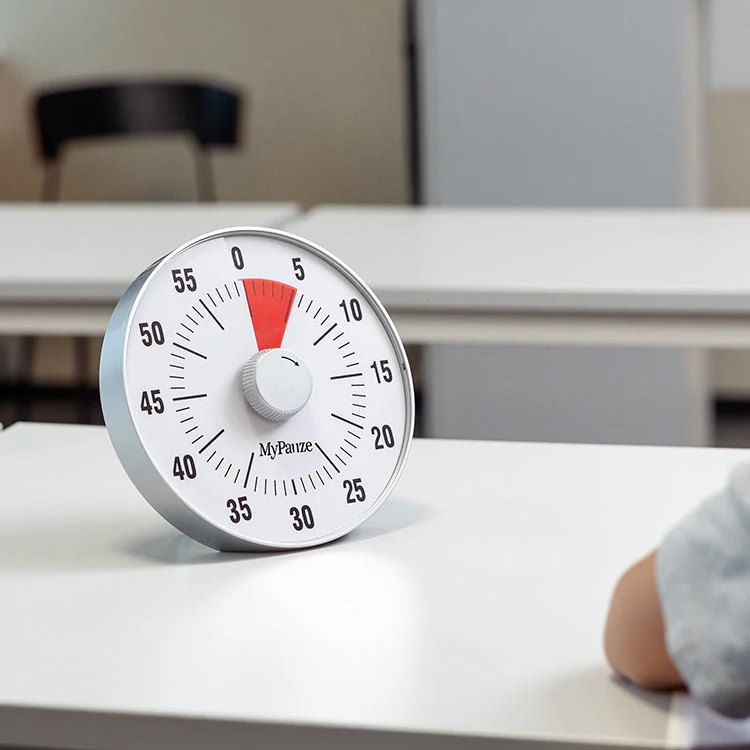 Suuri keskittymiskello magneetilla