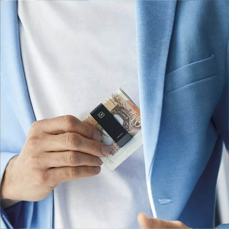 Korttikotelo vyöklipsillä