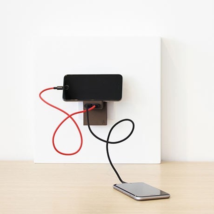 USB-A-seinälaturi telineellä