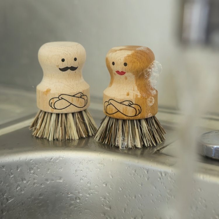 Puinen tiskiharja, Mrs Scrubber, Kikkerland