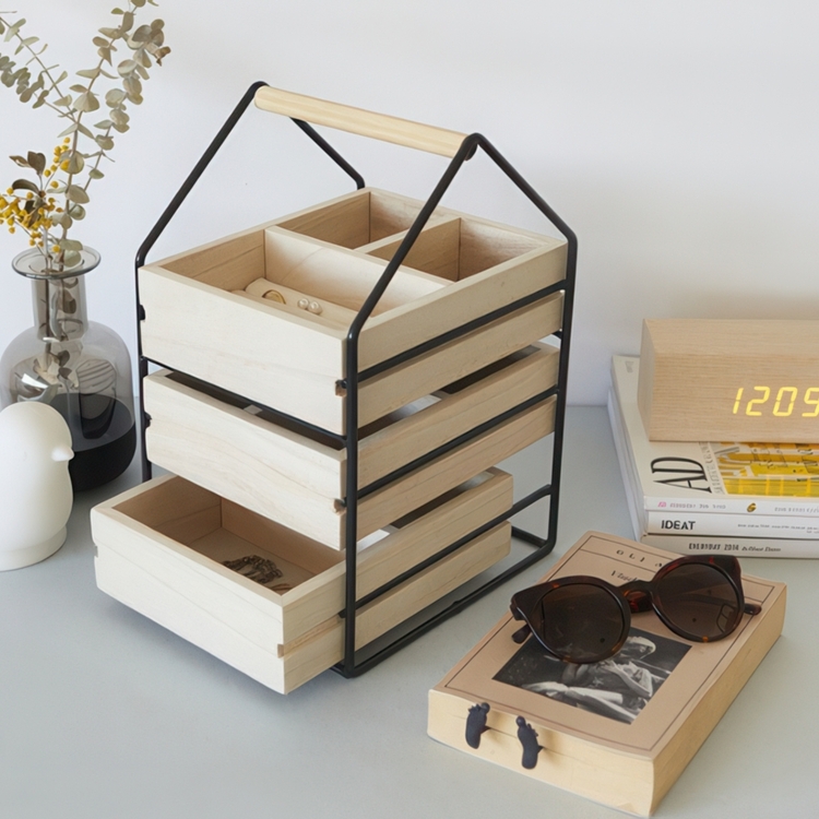 Korurasia, WOODEN HOUSE, 19,5 x 17 x K 30 cm, Luonnonväri / Musta