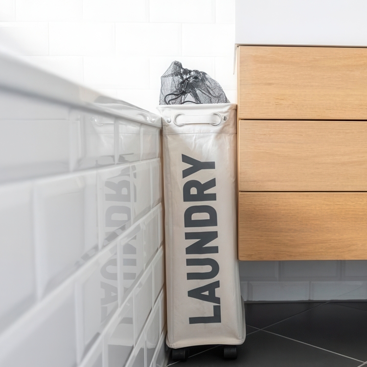 Kapea pyykkikori pyörillä, Laundry