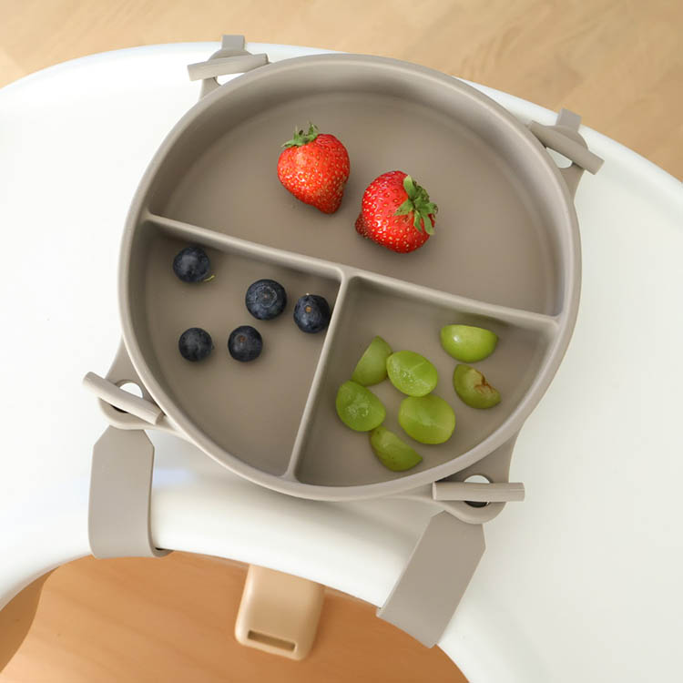 Lasten lautanen imukupilla ja hihnalla