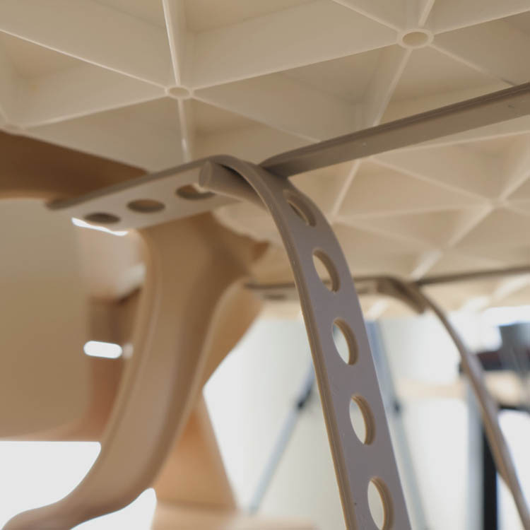 Lasten lautanen imukupilla ja hihnalla