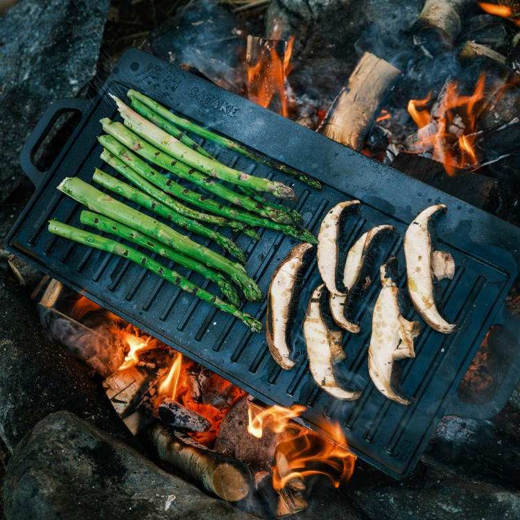 Satake käännettävä valurautainen grilli- ja paistolevy ryhmässä Koti / Grillaustarvikkeet @ SmartaSaker.se (14090)