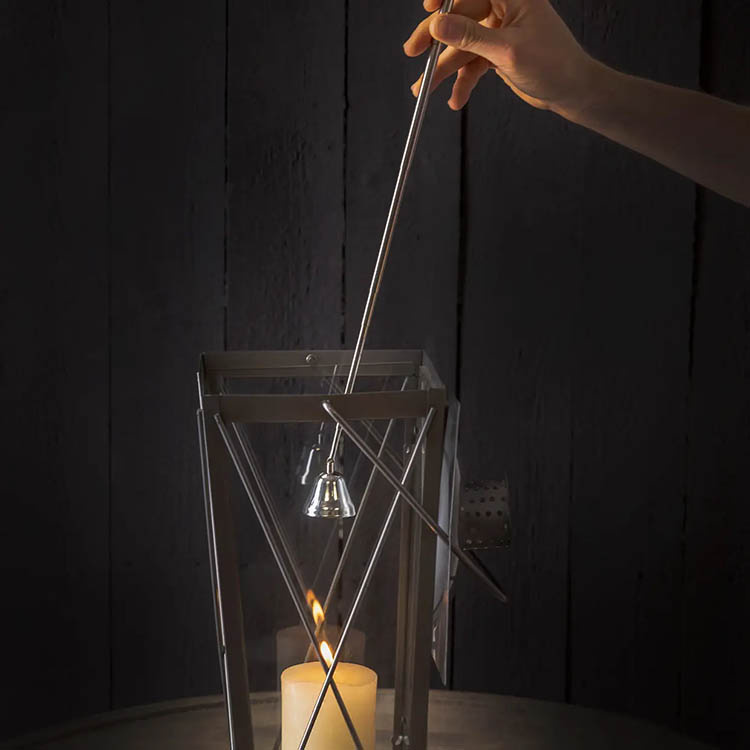 Teleskooppinen kynttilänsammutin ryhmässä Valaistus / Kynttilänjalat ja tarvikkeet @ SmartaSaker.se (14676)