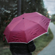 Sateenvarjo heijastavalla reunalla Sateenvarjo heijastavalla reunalla
