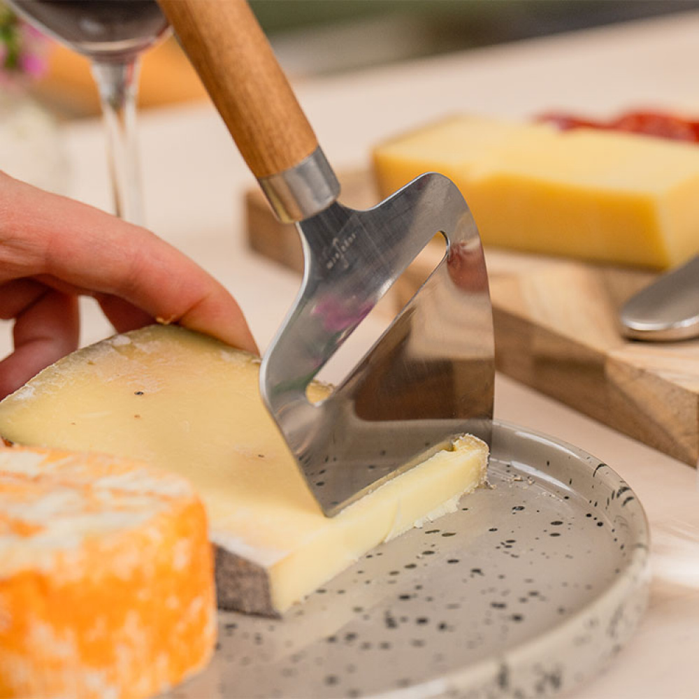 Juustohöylä juustoveitsellä ryhmässä Koti / Keittiötarvikkeet @ SmartaSaker.se (13303)