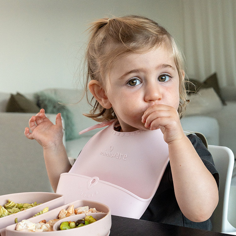 Kokoontaitettava ruokalappu, Miniware ryhmässä Koti / Lasten tavarat @ SmartaSaker.se (14365)