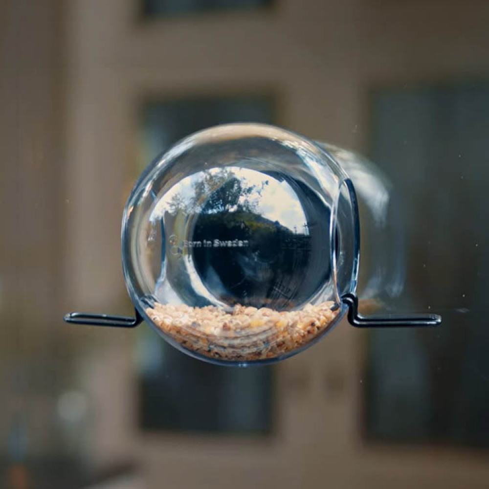 Pyöreä ikkunaan kiinnitettävä lintulauta ryhmässä Puutarha / Linnunpöntöt ja Mehiläishotellit @ SmartaSaker.se (14757)