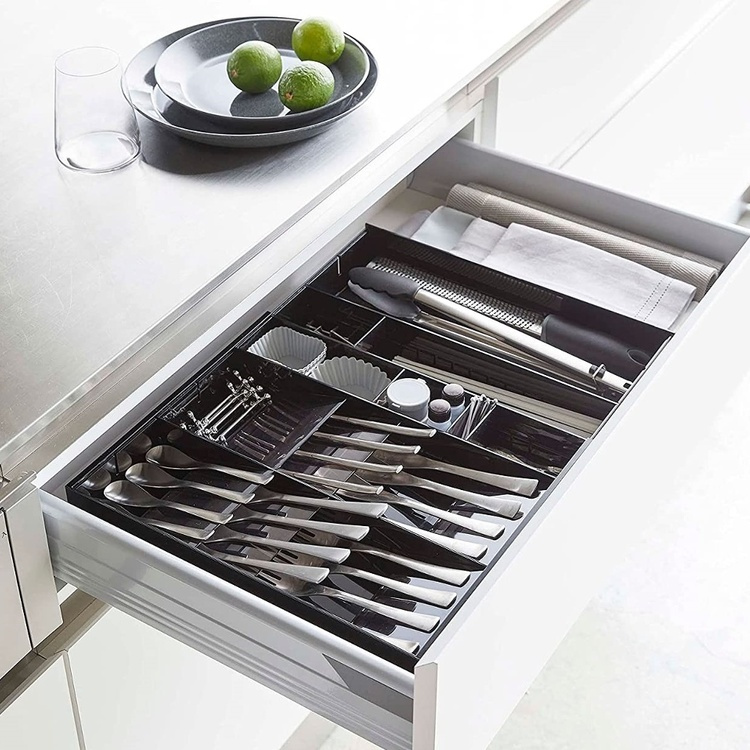 Aterinlaatikko, säädettävä, TOWER CUTLERY CASE, Yamazaki, 35 x 30–47,5 x K 5,5 cm ryhmässä Säilytys / Keittiön säilytys / Järjestä keittiökaapit / Välinepakkaukset @ SmartaSaker.se (40125)
