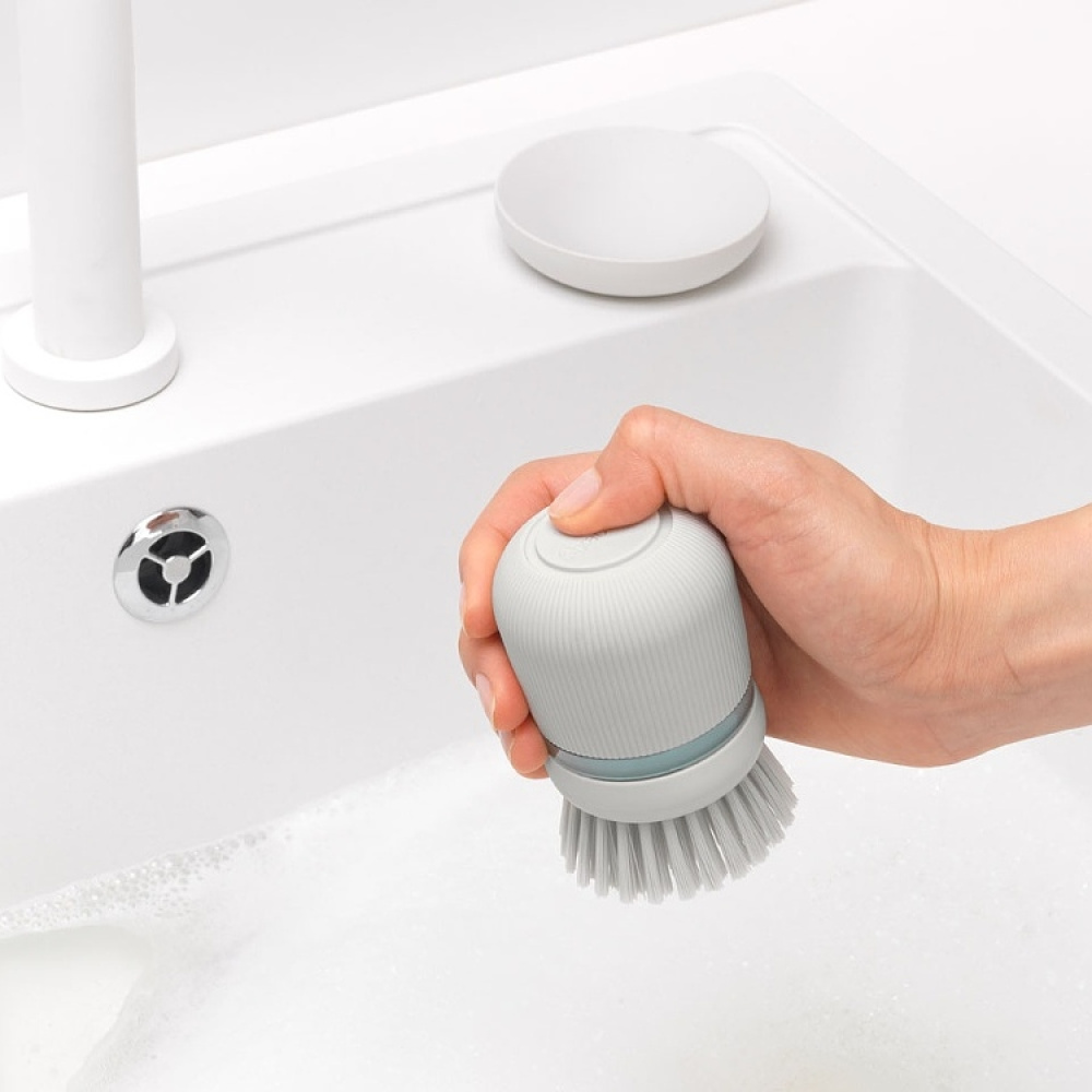Tiskiharja astianpesuaineannostelijalla, Brabantia ryhmässä Säilytys / Siivousvarastointi ja jätteiden lajittelu / Siivousliinat ja harjat @ SmartaSaker.se (40385)