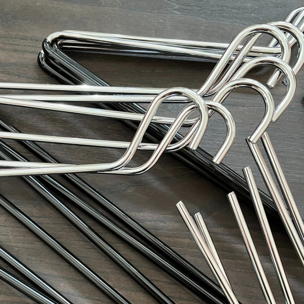 Tukeva metallihenkari, 42 cm ryhmässä Säilytys / Vaatekaappivarasto / Vaateripustimet ja henkari @ SmartaSaker.se (40931)