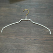 Liukumaton vaateripustin, 42 cm, helmenvalkoinen