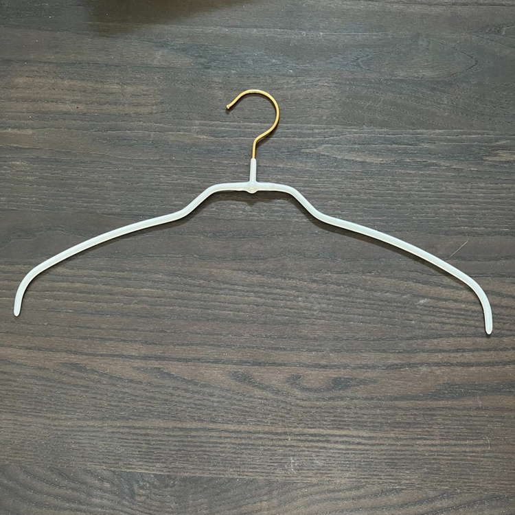 Liukumaton vaateripustin, 42 cm, helmenvalkoinen ryhmässä Säilytys / Vaatekaappivarasto / Vaateripustimet ja henkari @ SmartaSaker.se (40981)