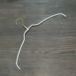 Liukumaton vaateripustin, 42 cm, helmenvalkoinen