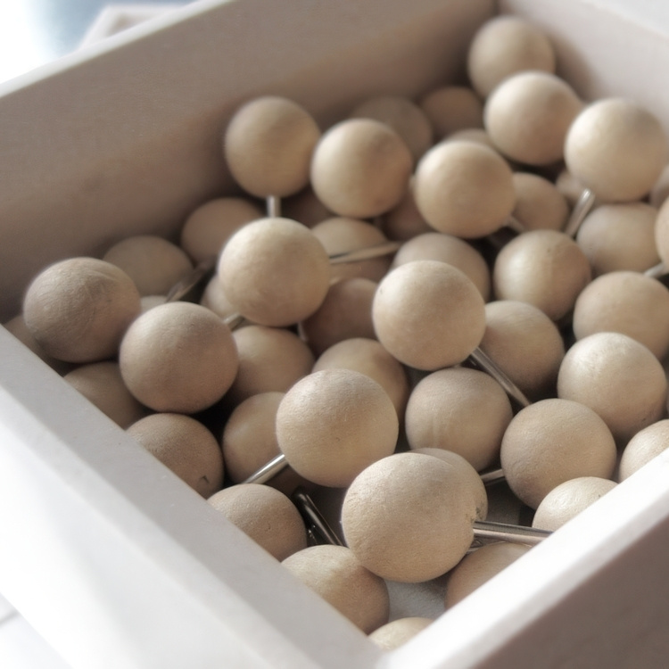 Karttanastat pyöreällä nupilla, 50 kpl, PUSH PINS WOOD, Ø 0,9 cm, puu ryhmässä Säilytys / Toimistotarvikkeet @ SmartaSaker.se (41349)