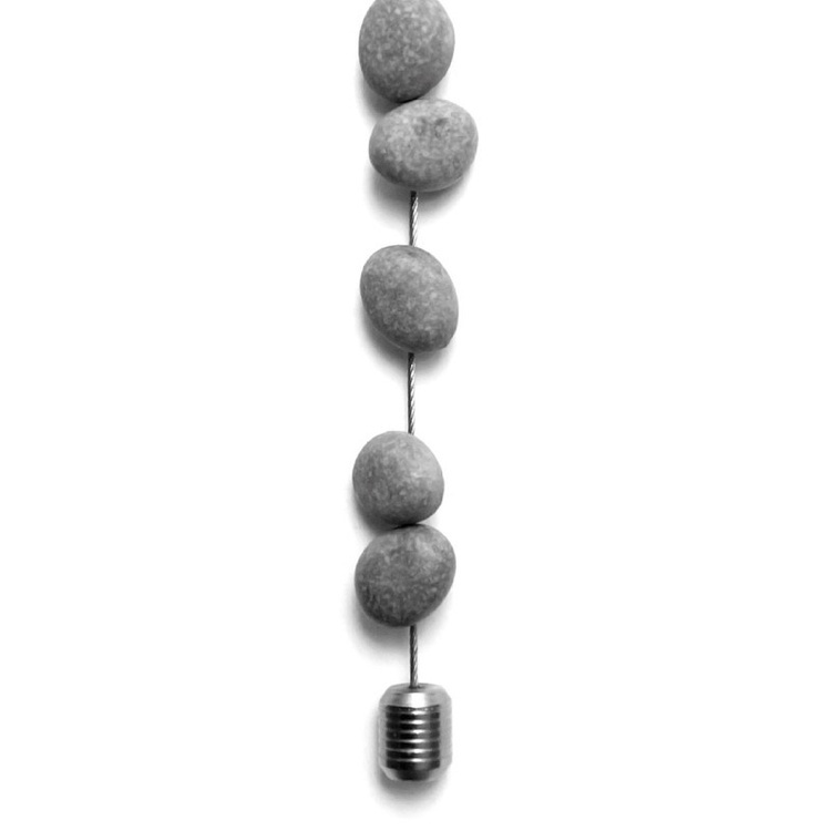 Magneettinen valokuvaripustin painolla ja 8 kivimagneetilla 150 cm ryhmässä Säilytys / Magnetit ja itsekiinnittyvät / Magnettivarastointi @ SmartaSaker.se (41504)