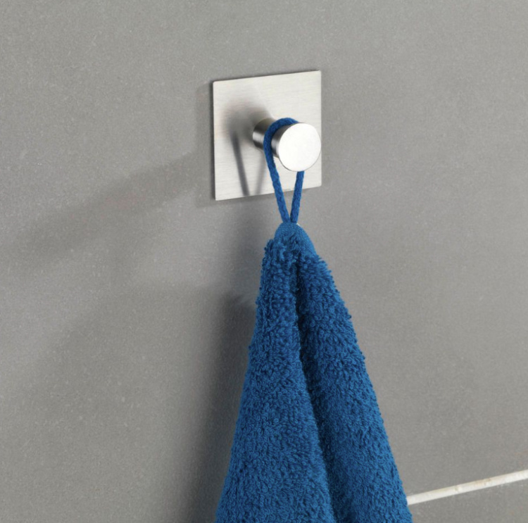 Koukku / nuppi, itseliimautuva, neliönmuotoinen, ACCADIA, 5,5 x 5,5 cm, matta ruostumaton teräs ryhmässä Säilytys / Magnetit ja itsekiinnittyvät / Itsekiinnittyvät koukut @ SmartaSaker.se (41508)