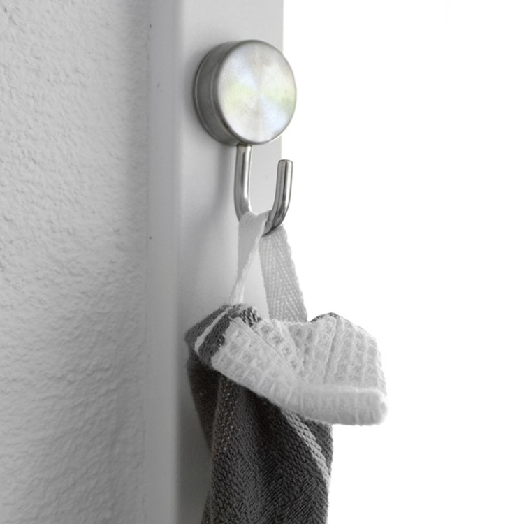 Pyöreä magneettikoukku 2 kpl, hopea ryhmässä Säilytys / Magnetit ja itsekiinnittyvät / Magnettikoukkuja @ SmartaSaker.se (41559)