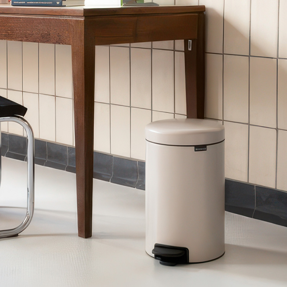 Poljinroska-astia 12 l, Brabantia ryhmässä Säilytys / Siivousvarastointi ja jätteiden lajittelu / Jätteiden lajittelu @ SmartaSaker.se (42366)
