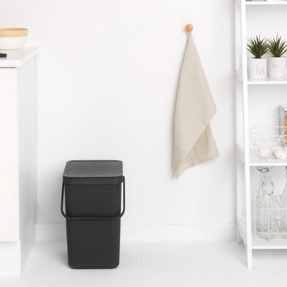 Roska-astia kannella ja kahvalla 12 l, Brabantia ryhmässä Säilytys / Siivousvarastointi ja jätteiden lajittelu / Jätteiden lajittelu @ SmartaSaker.se (42387)