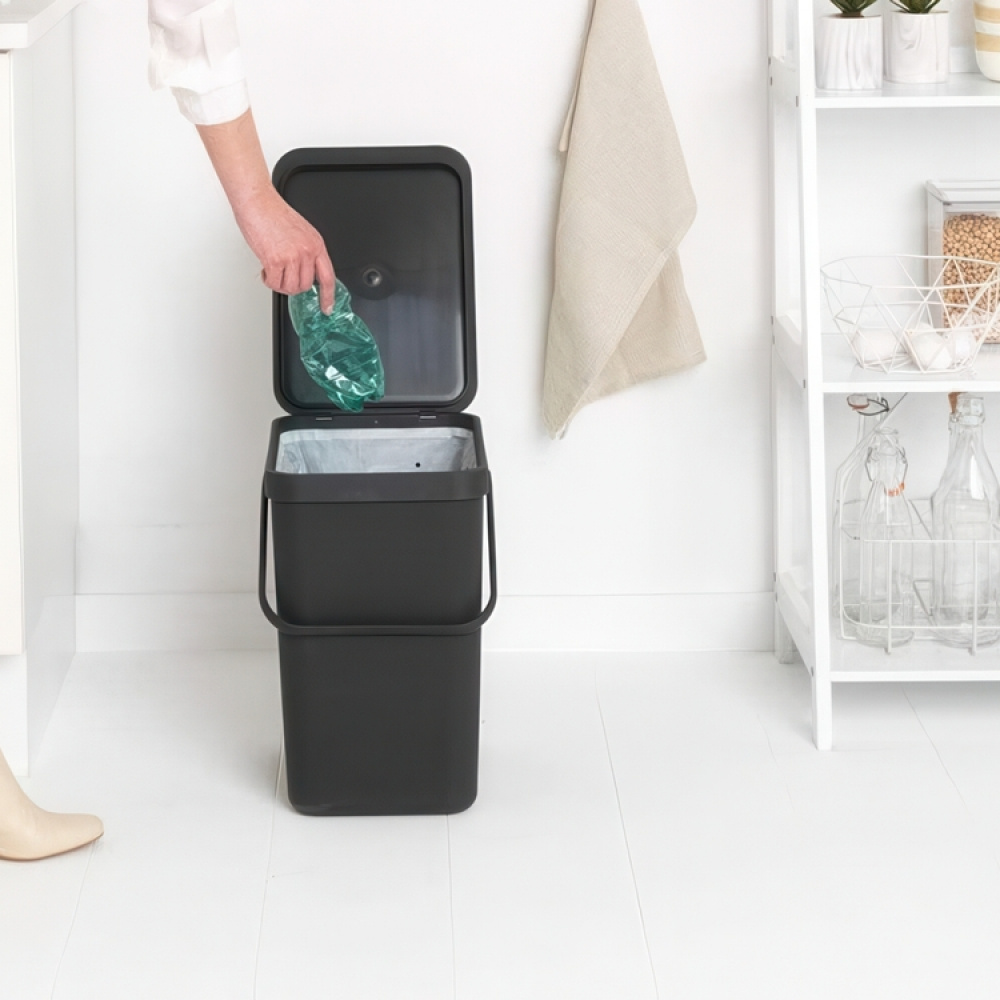 Roska-astia kannella ja kahvalla 12 l, Brabantia ryhmässä Säilytys / Siivousvarastointi ja jätteiden lajittelu / Jätteiden lajittelu @ SmartaSaker.se (42387)