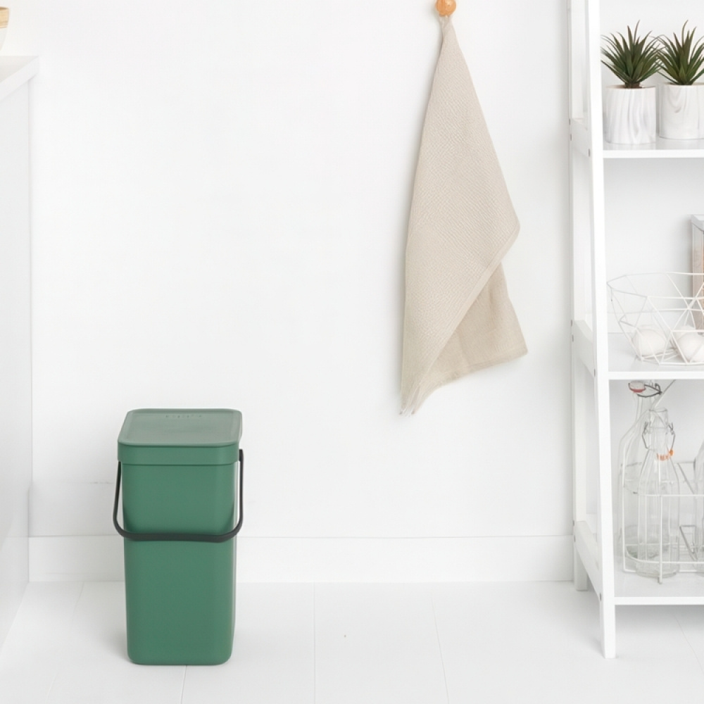 Roska-astia kannella ja kahvalla 12 l, Brabantia ryhmässä Säilytys / Siivousvarastointi ja jätteiden lajittelu / Jätteiden lajittelu @ SmartaSaker.se (42387)