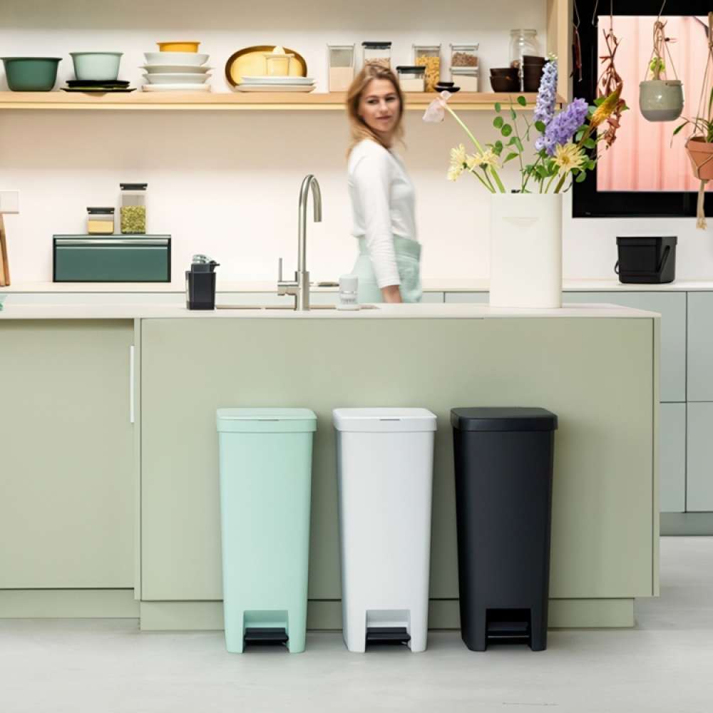 Korkea poljinroskakori 40 l, Brabantia, vaaleanharmaa ryhmässä Säilytys / Siivousvarastointi ja jätteiden lajittelu / Jätteiden lajittelu @ SmartaSaker.se (42396)